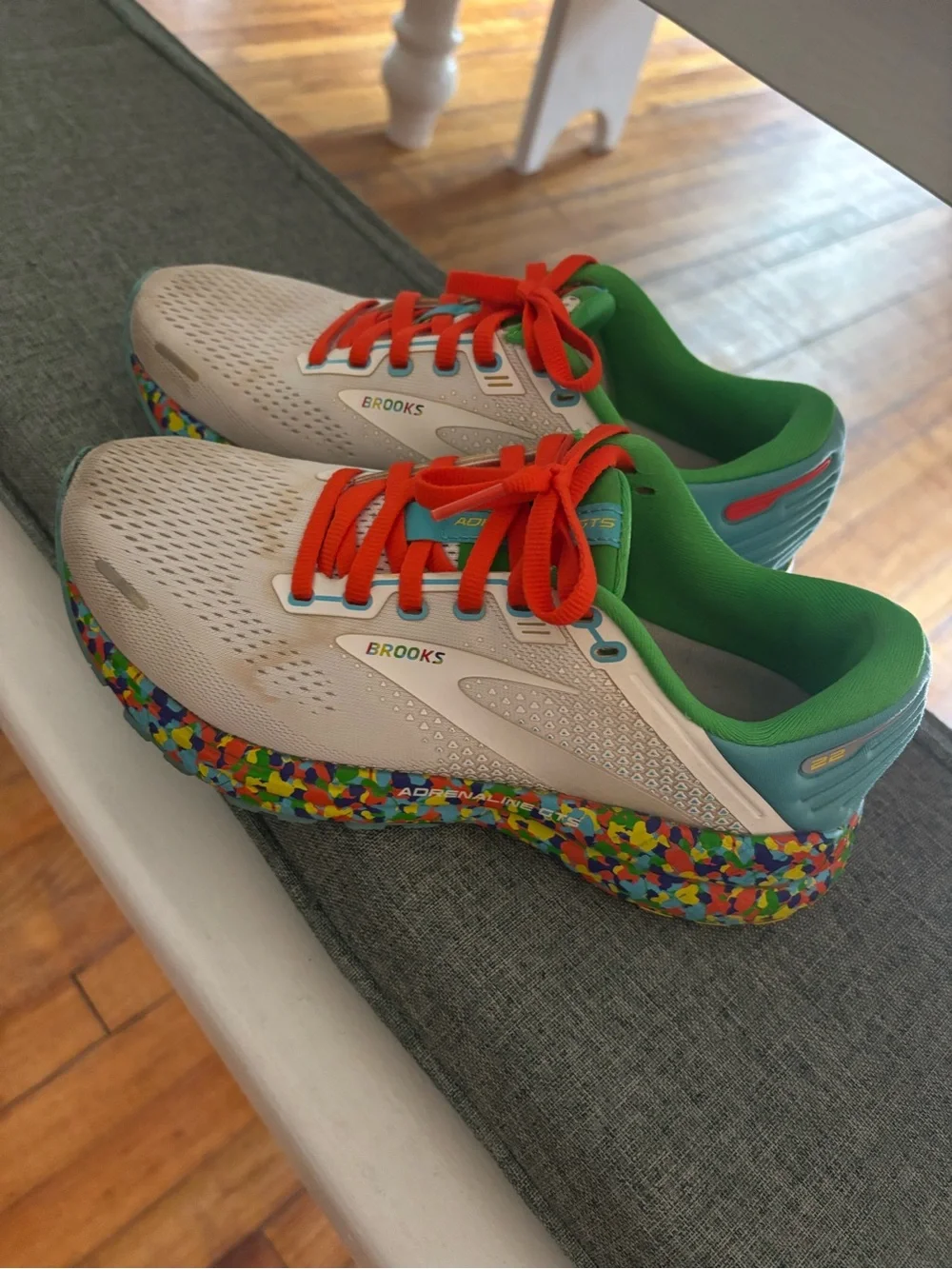 Brooks Women’s Tennis shoes with Bright Orange Laces - Picture 2 of 4